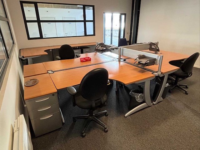 Diverse set bureaus, tafels en stoelen. - afbeelding 7 van  10