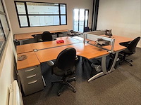 Diverse set bureaus, tafels en stoelen. - afbeelding 7 van  10