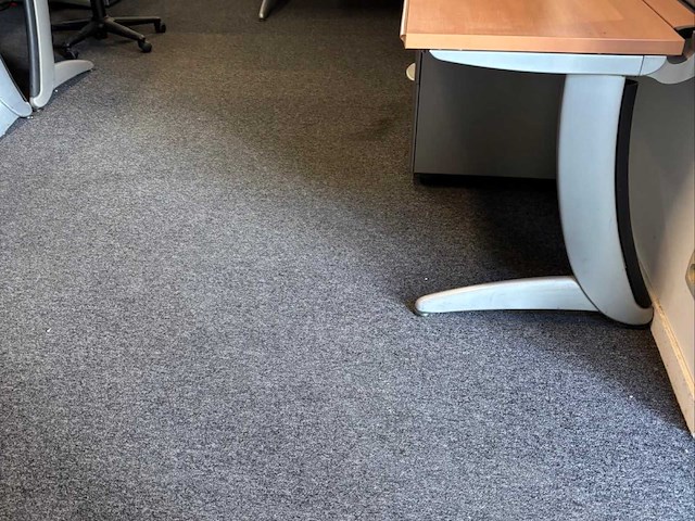 Diverse set bureaus, tafels en stoelen. - afbeelding 8 van  10