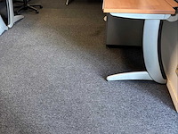 Diverse set bureaus, tafels en stoelen. - afbeelding 8 van  10