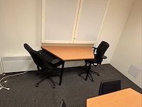 Diverse set bureaus, tafels en stoelen. - afbeelding 9 van  10