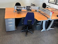 Diverse set bureaus, tafels en stoelen. - afbeelding 10 van  10