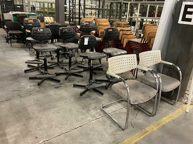 Diverse stoelen (60x) - afbeelding 1 van  8