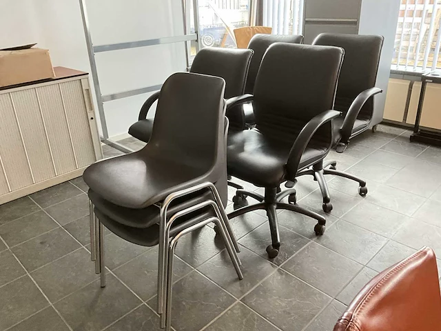 Diverse stoelen - afbeelding 1 van  4
