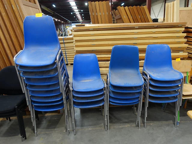 Diverse stoelen - afbeelding 1 van  4