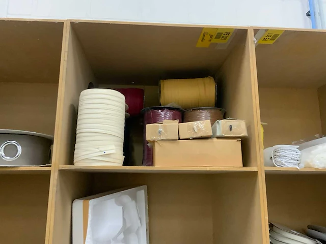 Diverse textiel voorraden voor bewerking gordijnstoffen - afbeelding 6 van  9