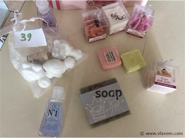 Diverse toiletartikelen - afbeelding 2 van  2