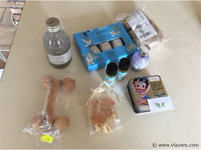 Diverse toiletartikelen - afbeelding 1 van  2