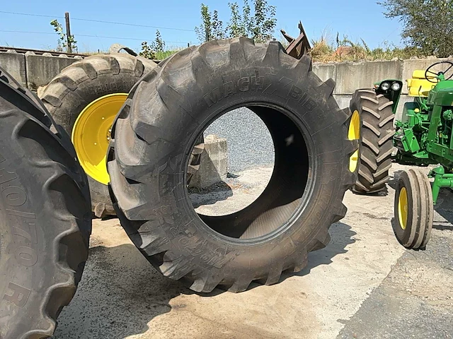 Diverse tractorbanden, banden, wielen en velgen - afbeelding 3 van  7