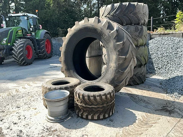 Diverse tractorbanden banden, wielen en velgen - afbeelding 1 van  9
