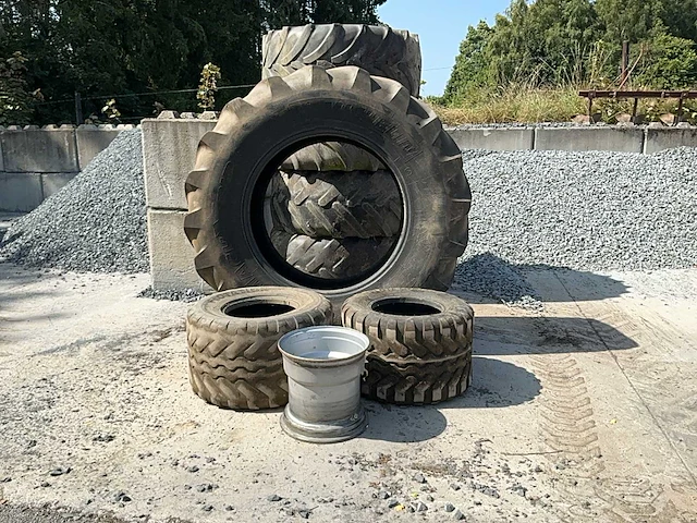 Diverse tractorbanden banden, wielen en velgen - afbeelding 2 van  9
