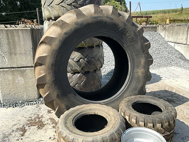 Diverse tractorbanden banden, wielen en velgen - afbeelding 7 van  9
