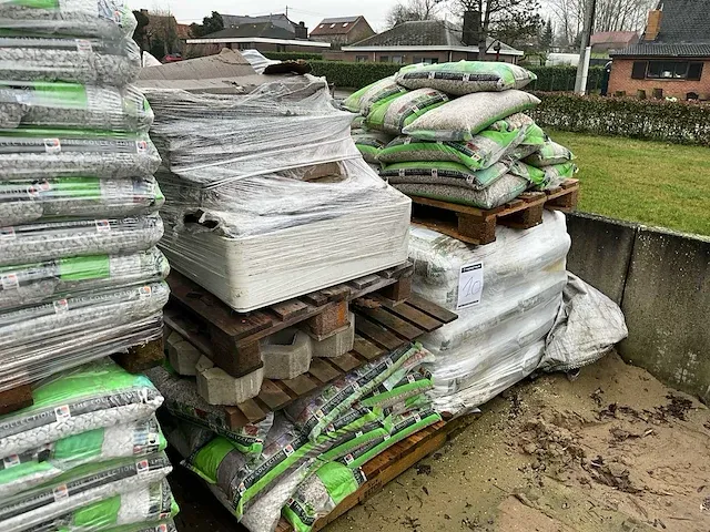 Diverse tuinbenodigdheden - afbeelding 1 van  8