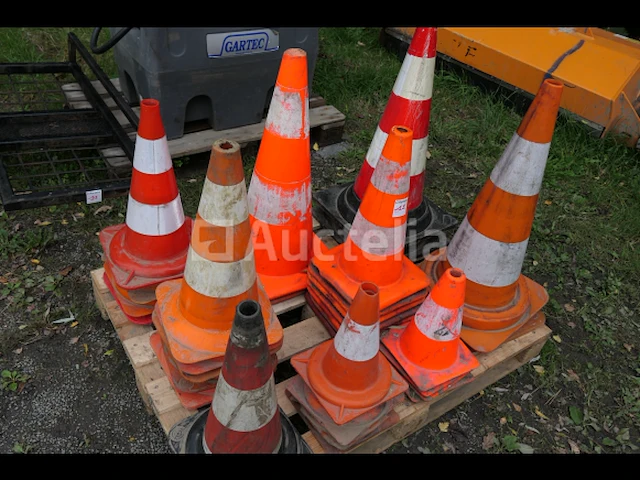 Diverse verkeerskegels - afbeelding 2 van  5