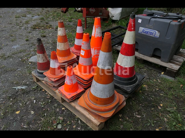 Diverse verkeerskegels - afbeelding 4 van  5
