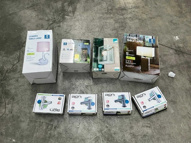 Diverse verlichting en kranen (8x) - afbeelding 1 van  9