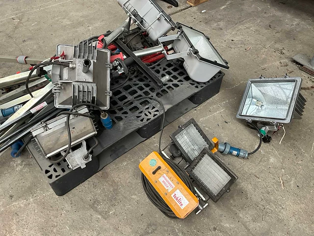 Diverse verlichting en statieven - afbeelding 1 van  11