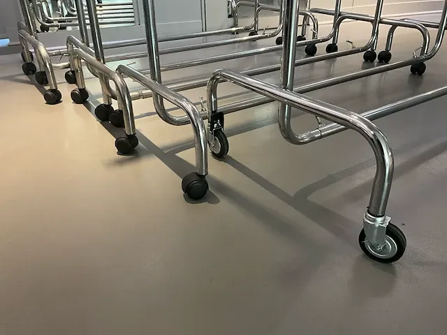 Diverse verrijdbare kledingrekken - afbeelding 2 van  7