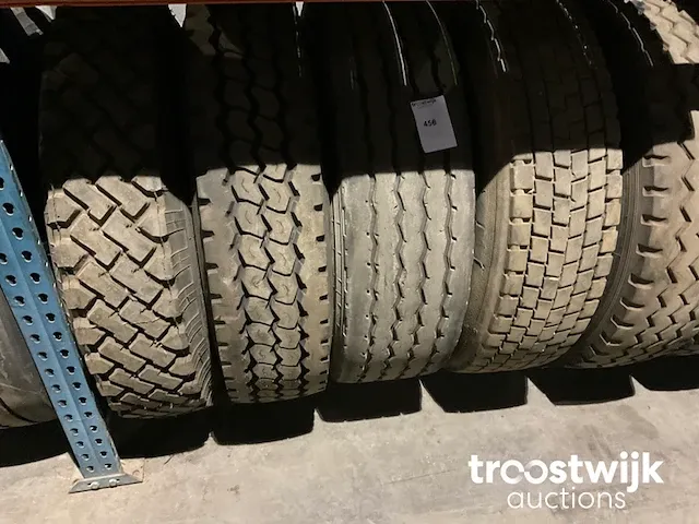 Diverse vrachtwagenbanden - afbeelding 3 van  9