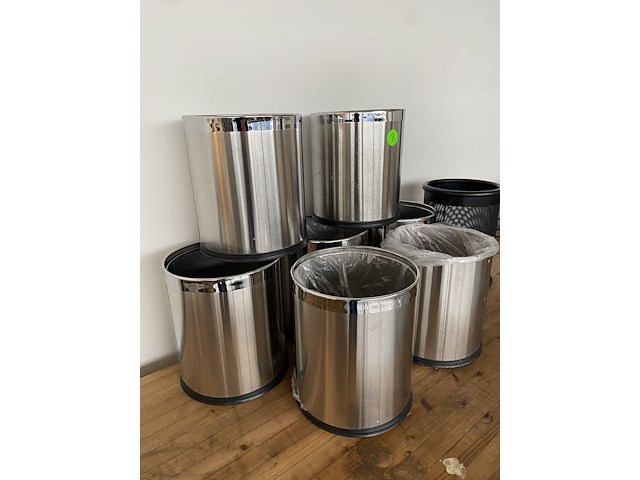 Diverse vuilnisemmers - afbeelding 1 van  2
