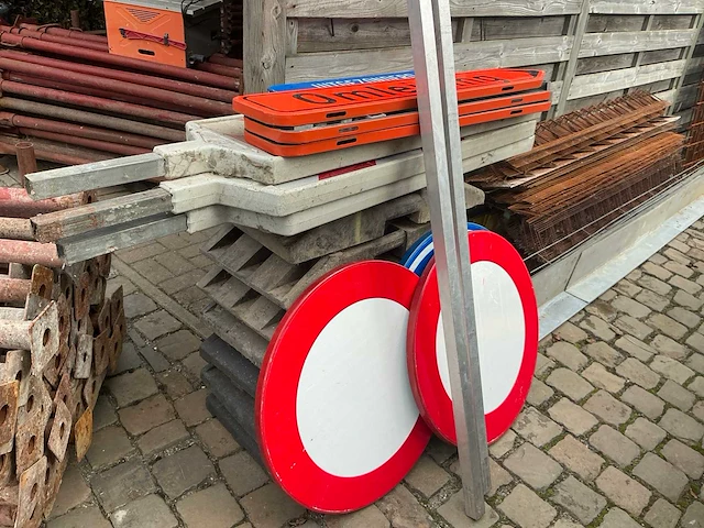 Diverse wegsignalisatie - afbeelding 1 van  6