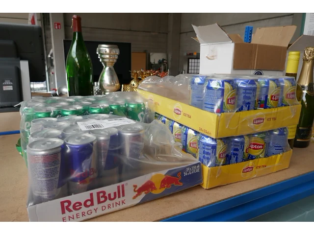 Diverse wijnen, likeuren en dranken - afbeelding 3 van  5