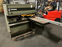 Diverse zaagmachines vertongen p04