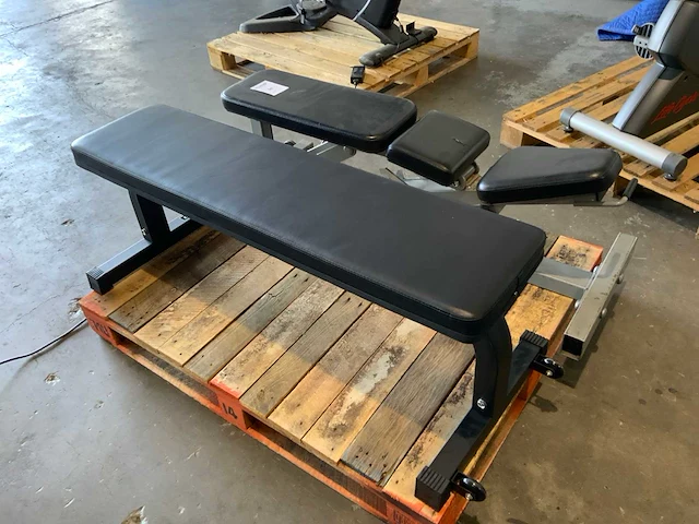 Diversen 2x benches krachtstation - afbeelding 3 van  4