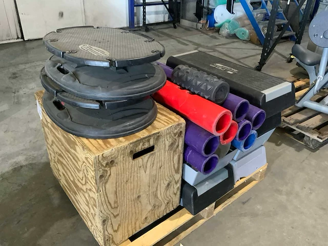 Diversen crossfit materiaal krachtstation - afbeelding 1 van  5
