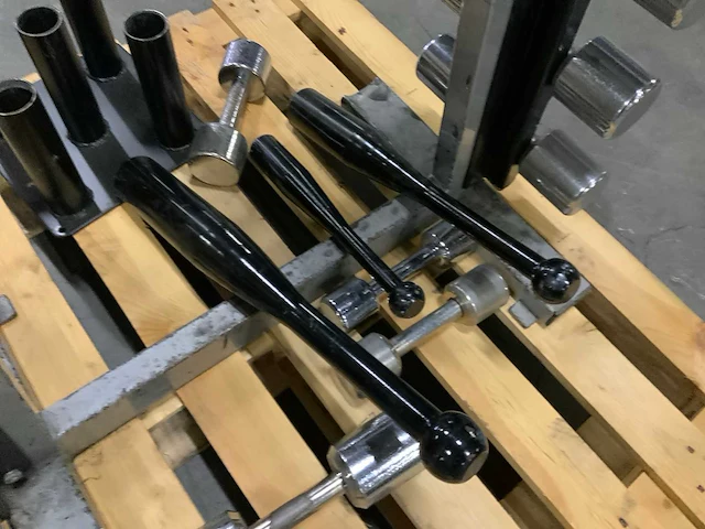 Diversen dumbell toren met extra accessoires krachtstation - afbeelding 2 van  10