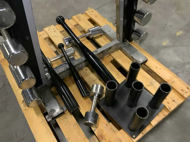 Diversen dumbell toren met extra accessoires krachtstation - afbeelding 4 van  10