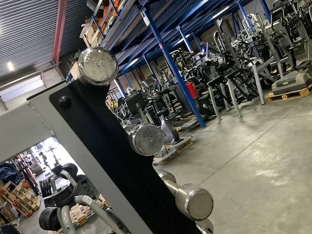 Diversen dumbell toren met extra accessoires krachtstation - afbeelding 10 van  10