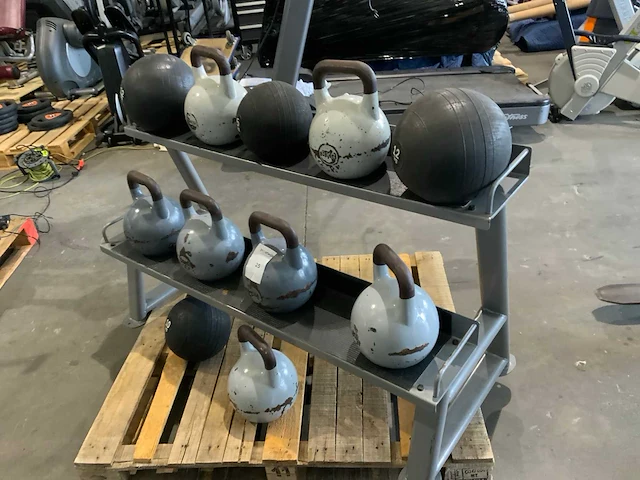 Diversen kettle bell slam balls met rek krachtstation - afbeelding 1 van  10