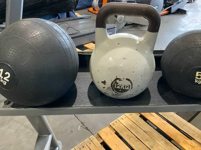 Diversen kettle bell slam balls met rek krachtstation - afbeelding 4 van  10