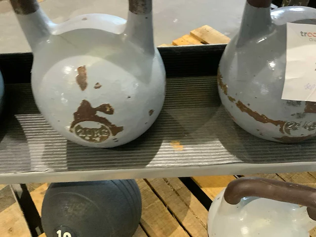 Diversen kettle bell slam balls met rek krachtstation - afbeelding 7 van  10