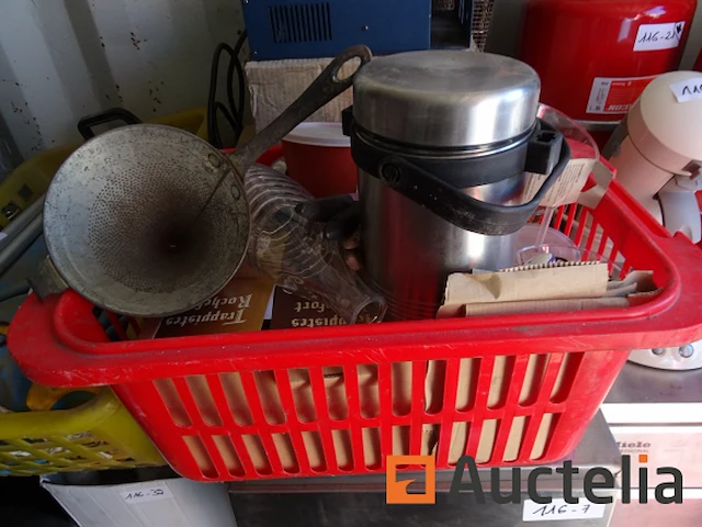 Diversen partij: thermo, karaf, glazen, tupperware, ijscoupes, 6 trappistenglazen, skimmer, messen, documentbreker - afbeelding 4 van  12