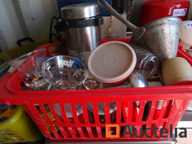 Diversen partij: thermo, karaf, glazen, tupperware, ijscoupes, 6 trappistenglazen, skimmer, messen, documentbreker - afbeelding 1 van  12