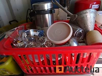 Diversen partij: thermo, karaf, glazen, tupperware, ijscoupes, 6 trappistenglazen, skimmer, messen, documentbreker - afbeelding 1 van  12