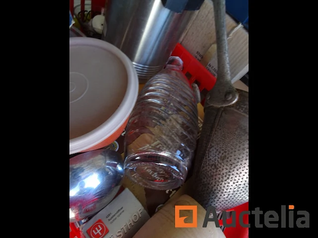 Diversen partij: thermo, karaf, glazen, tupperware, ijscoupes, 6 trappistenglazen, skimmer, messen, documentbreker - afbeelding 8 van  12