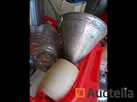 Diversen partij: thermo, karaf, glazen, tupperware, ijscoupes, 6 trappistenglazen, skimmer, messen, documentbreker - afbeelding 10 van  12
