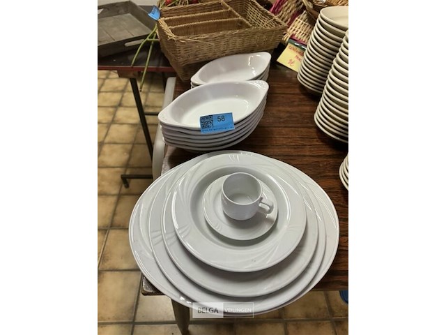 Diversen schalen en borden - afbeelding 1 van  5