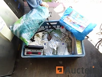 Diversen set: bril, spaghettitang, 2 gezwollen strandpoefs... - afbeelding 1 van  13