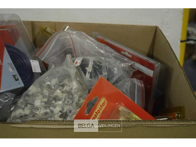 Doos div electro materialen - afbeelding 2 van  4