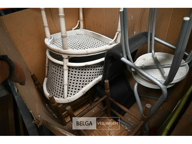 Doos div stoelen - afbeelding 1 van  1