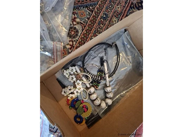 Doos handgemaakte juwelen - afbeelding 2 van  6