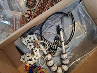 Doos handgemaakte juwelen - afbeelding 2 van  6
