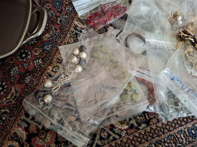 Doos handgemaakte juwelen - afbeelding 3 van  6