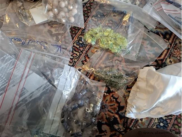 Doos handgemaakte juwelen - afbeelding 6 van  6