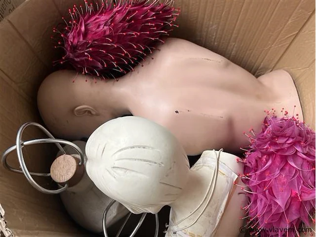 Doos, inh. div. paspoppen toebehoren - afbeelding 1 van  2