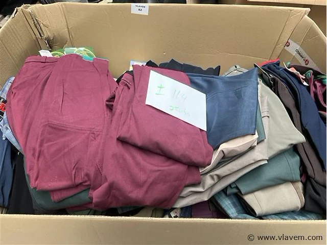 Doos, inh. partij div. kleding - afbeelding 1 van  6